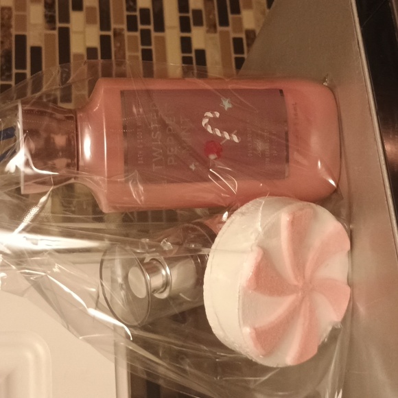 Bath & Body Works Twisted Peppermint Set - Pink and White - Picture 5 of 6